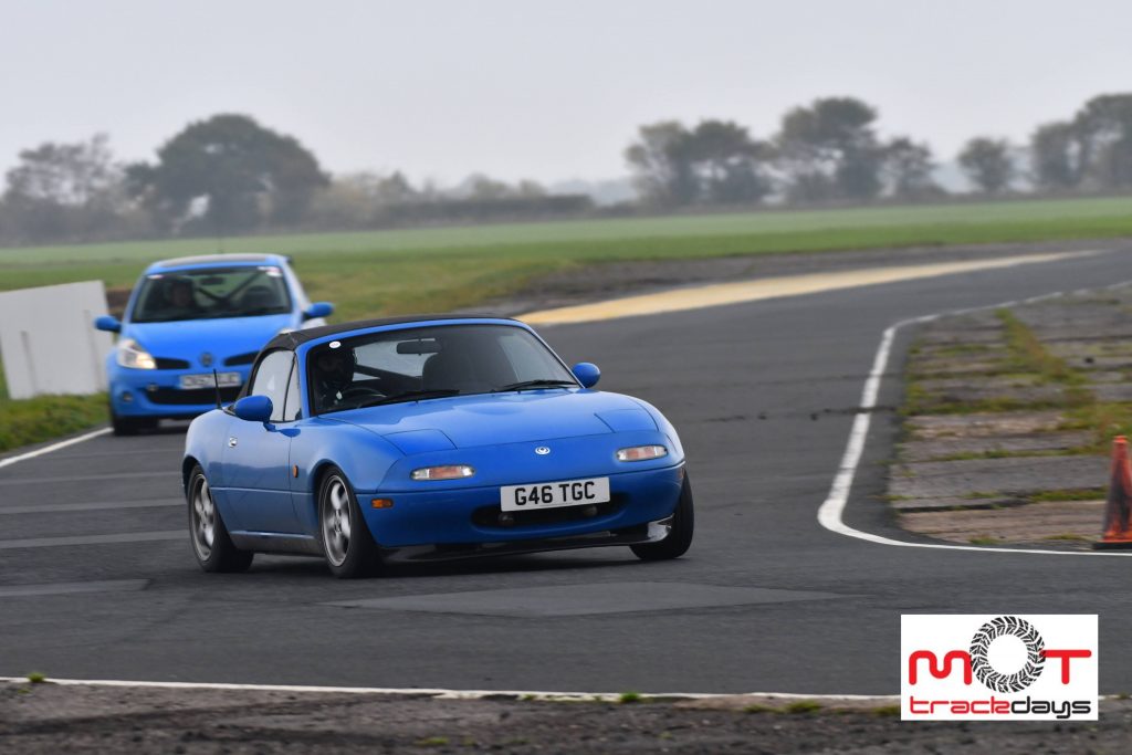 Eunos Roadster trying to escape the grasp of the Clio.